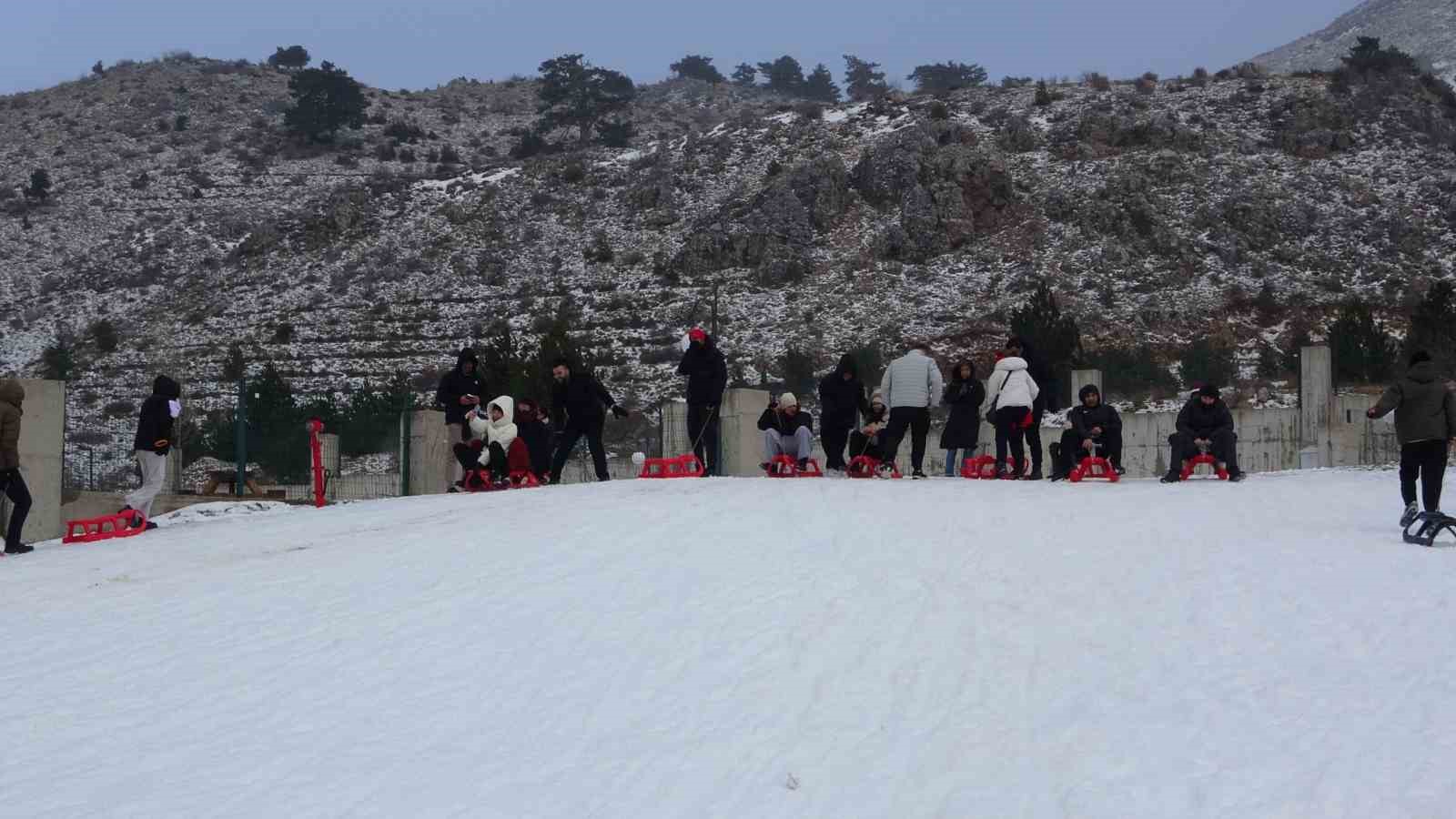 Isparta Davraz’da suni karla kayak keyfi devam ediyor
