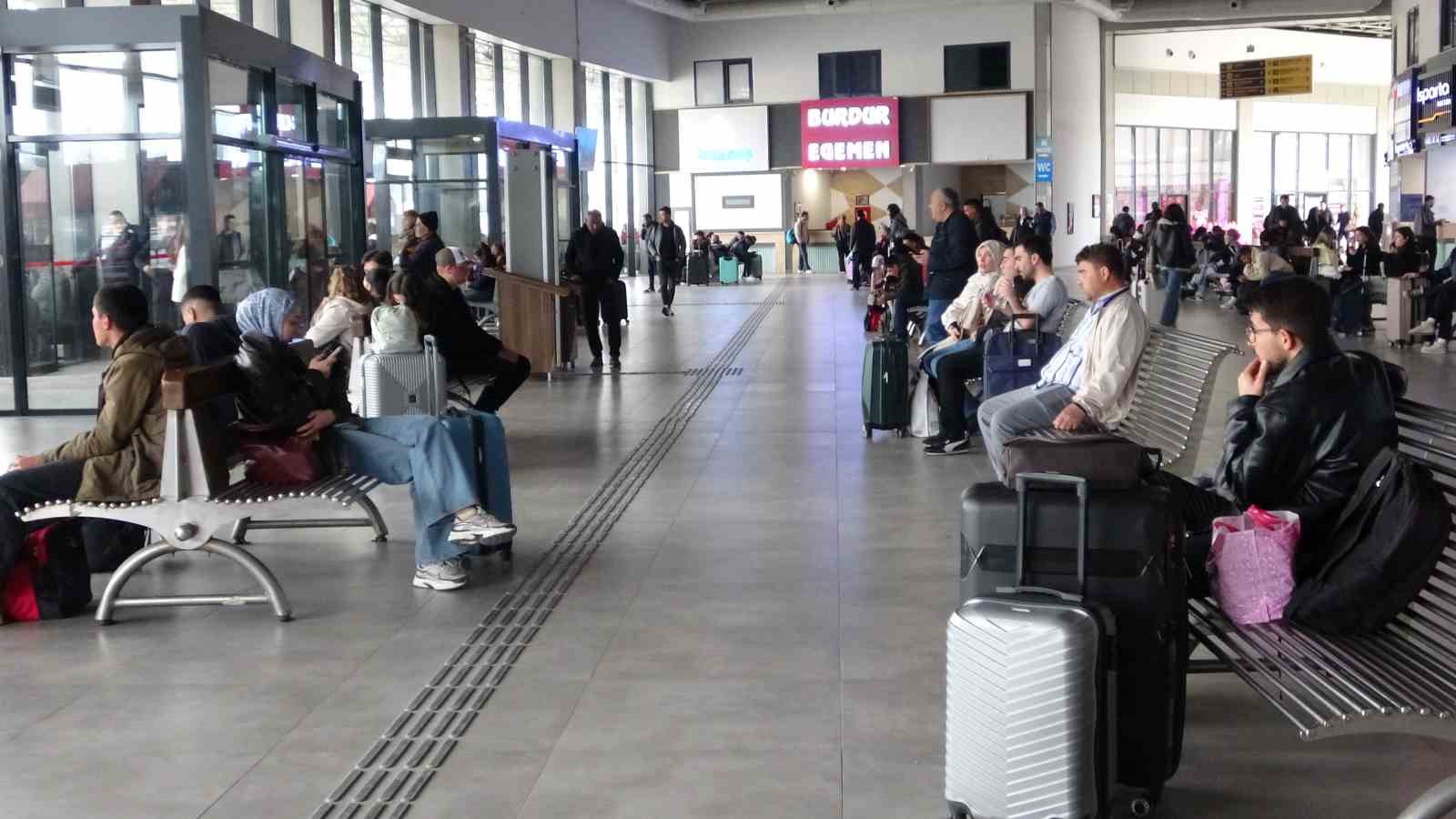 Isparta Otogarı’nda biletler kısa sürede tükendi
