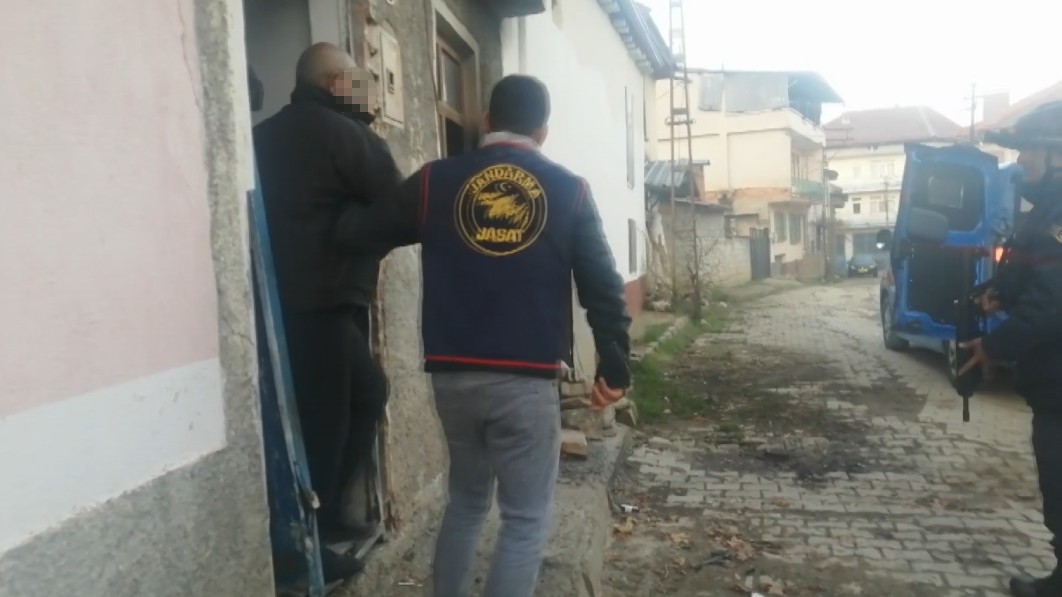Isparta’da 3 evi kundaklayıp başka bir eve giren yaşlı adam 10 saatte ikna edildi
