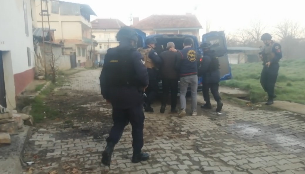 Isparta’da 3 evi kundaklayıp başka bir eve giren yaşlı adam 10 saatte ikna edildi
