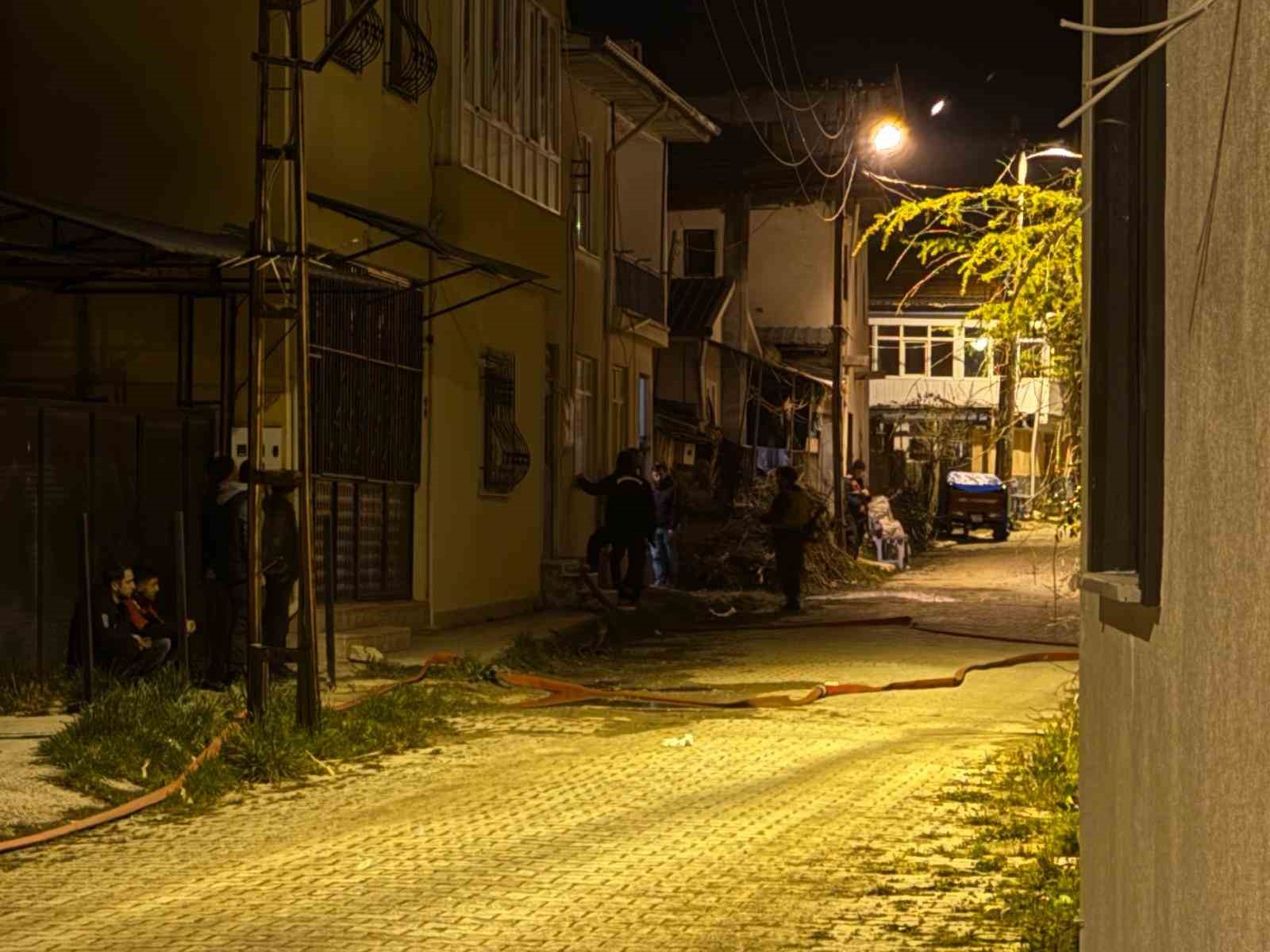 Isparta’da 3 evi kundaklayıp başka bir eve giren yaşlı adam 10 saatte ikna edildi
