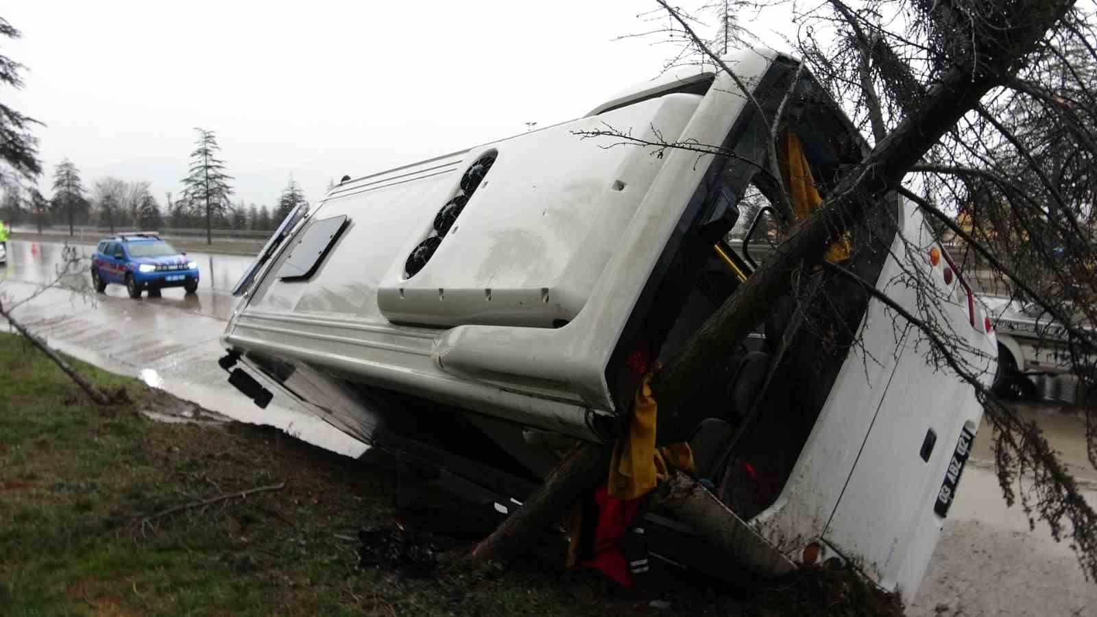 Isparta’da askeri nakil minibüsü devrildi: 11 yaralı
