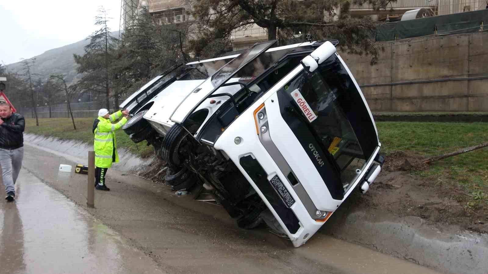 Isparta’da askeri nakil minibüsü devrildi: 11 yaralı
