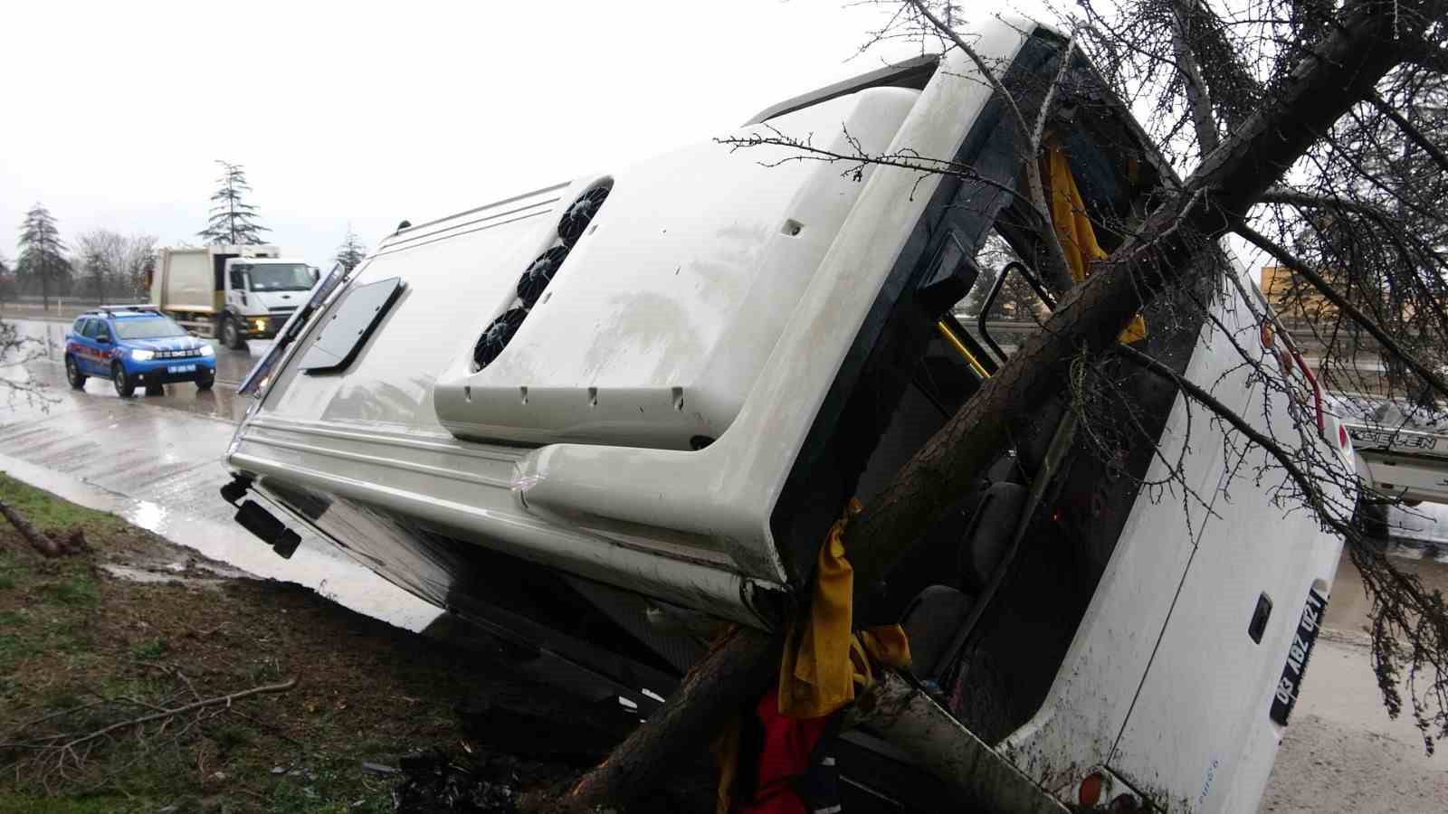 Isparta’da askeri nakil minibüsü devrildi: 11 yaralı
