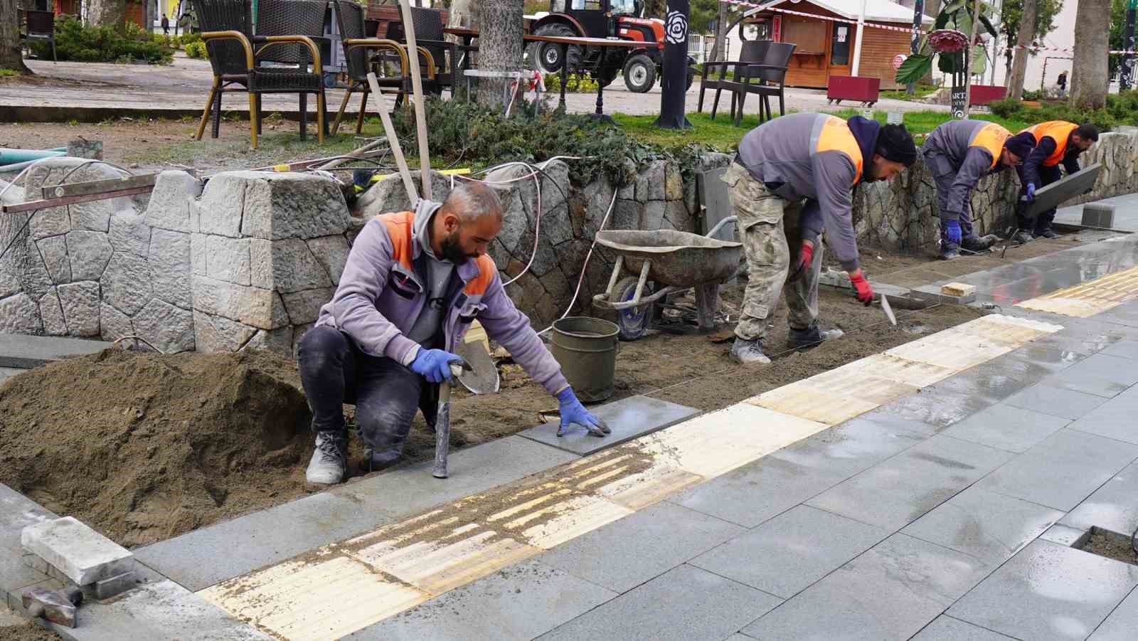 Isparta’da Atatürk Parkı altındaki kaldırım yenileniyor
