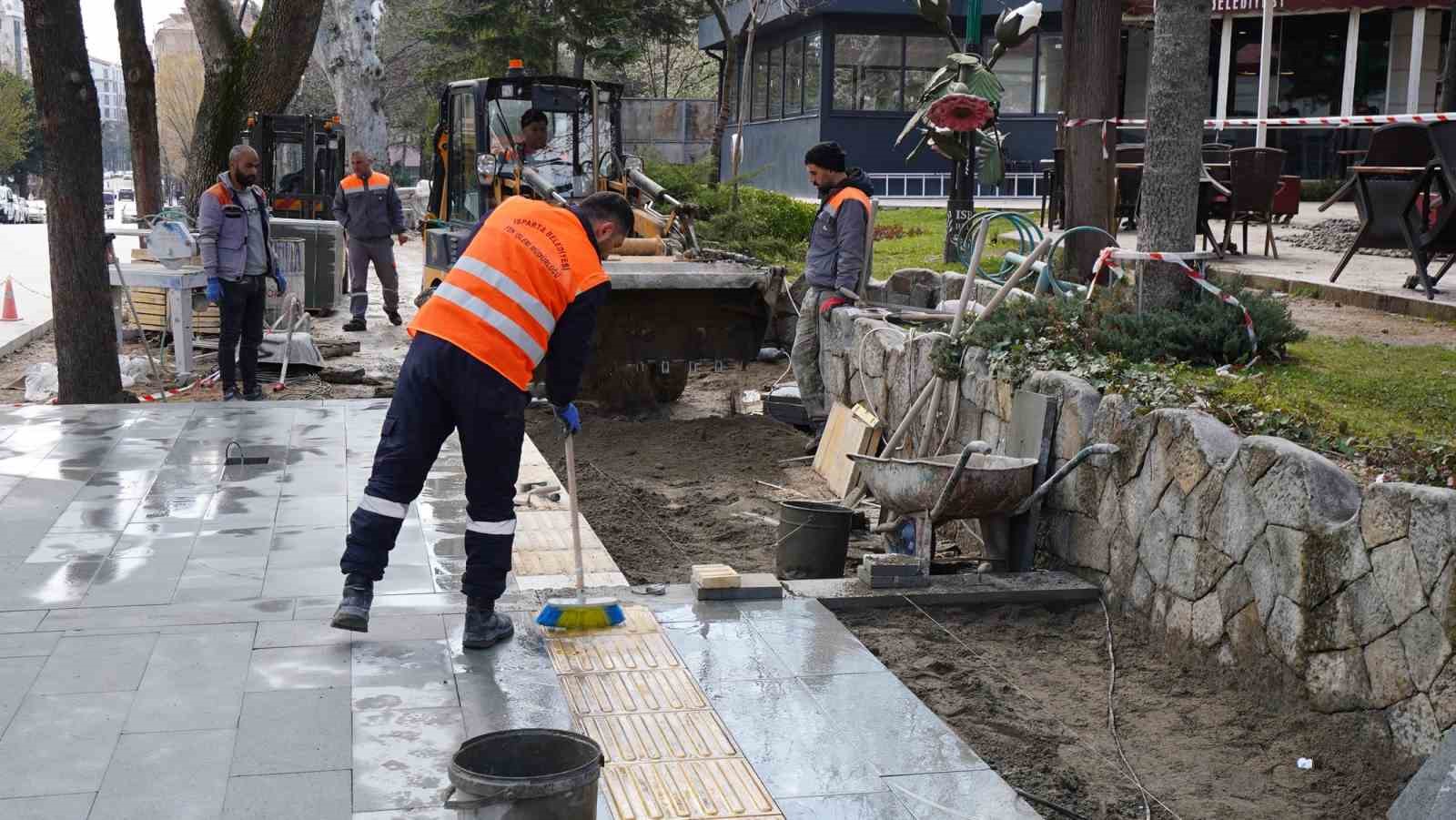Isparta’da Atatürk Parkı altındaki kaldırım yenileniyor
