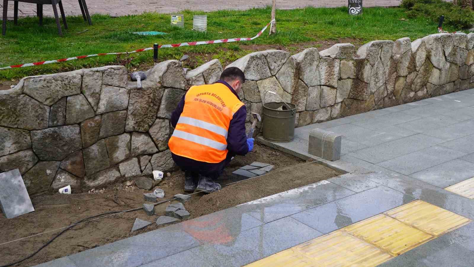 Isparta’da Atatürk Parkı altındaki kaldırım yenileniyor
