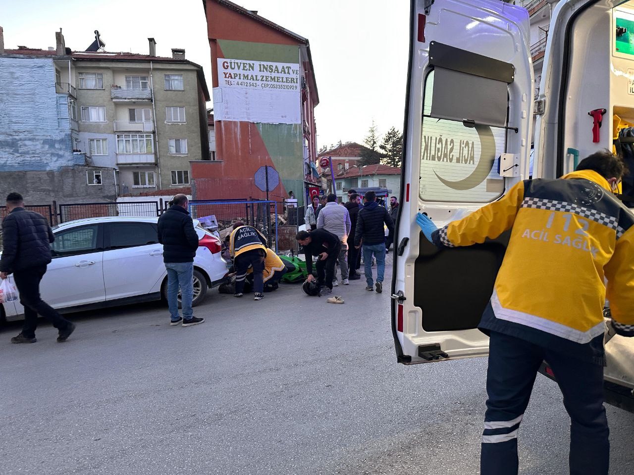 Isparta’da aydınlatma direğine çarpan motosikletteki 2 kişi yaralandı
