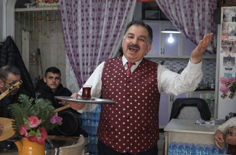 Isparta’da bu çay ocağına stresli giren türkü söyleyerek çıkıyor
Isparta’da bu çay ocağına stresli giren türkü söyleyerek çıkıyor