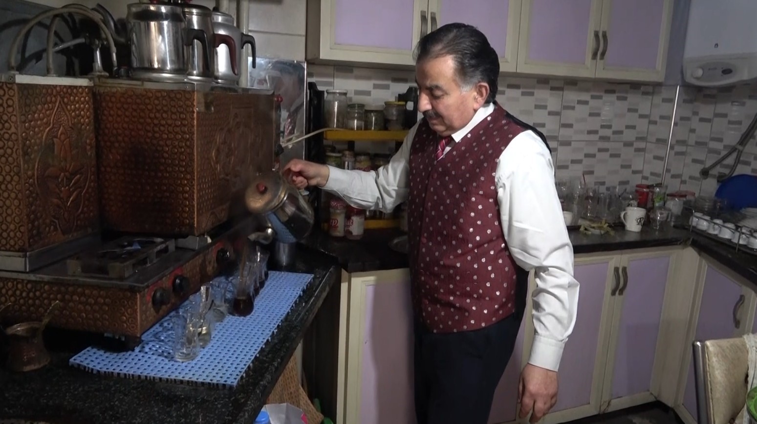 Isparta’da bu çay ocağına stresli giren türkü söyleyerek çıkıyor
Isparta’da bu çay ocağına stresli giren türkü söyleyerek çıkıyor