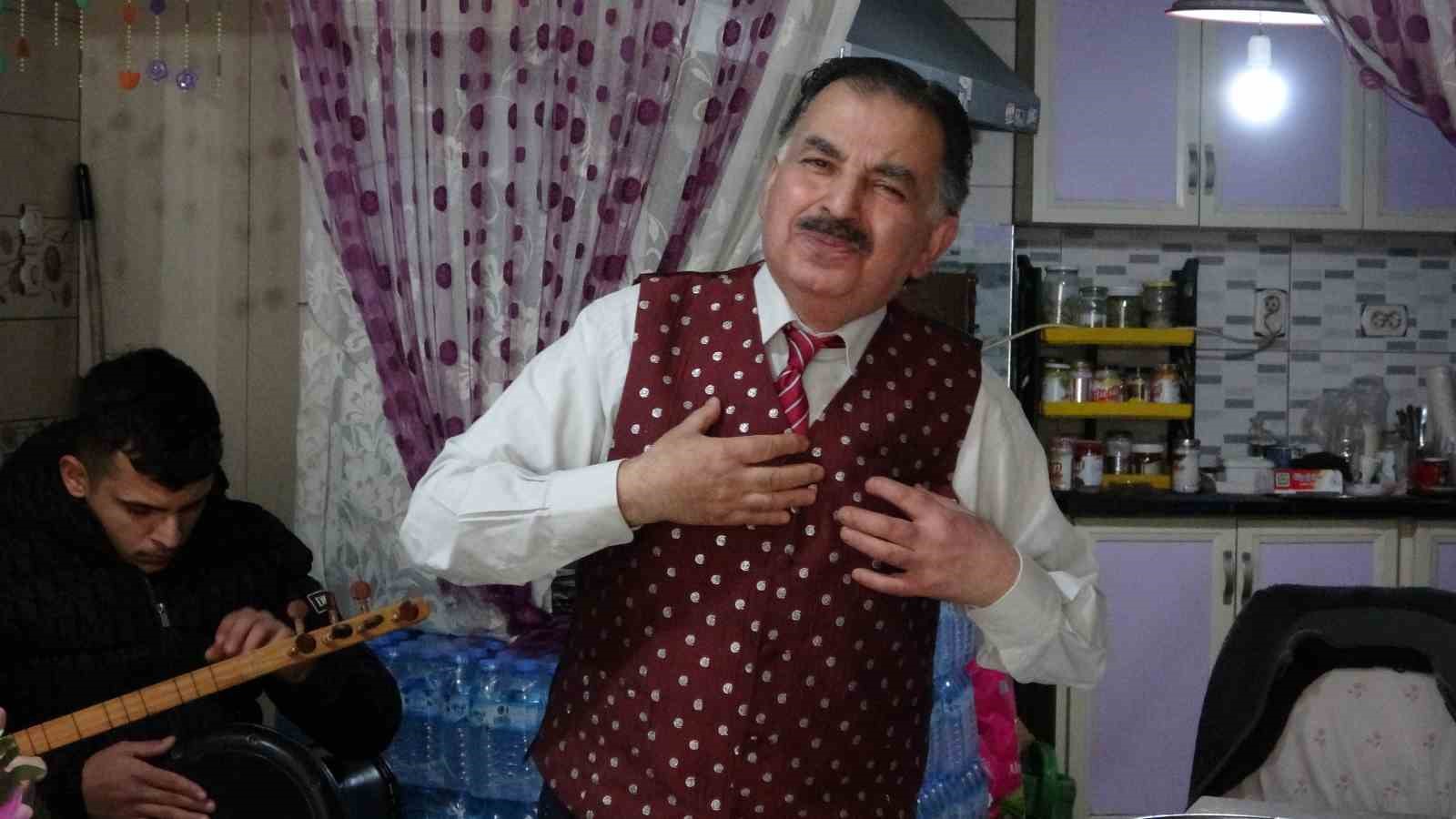 Isparta’da bu çay ocağına stresli giren türkü söyleyerek çıkıyor
Isparta’da bu çay ocağına stresli giren türkü söyleyerek çıkıyor