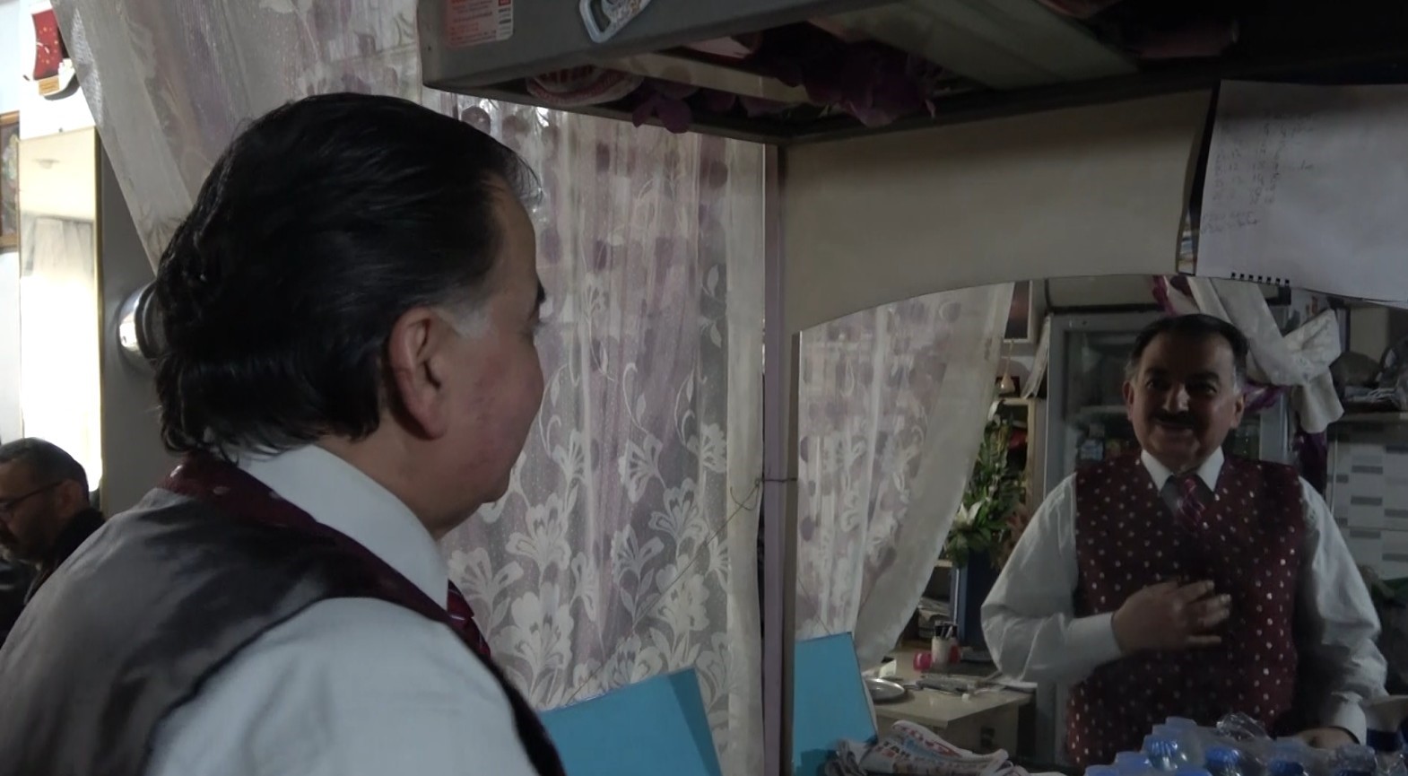 Isparta’da bu çay ocağına stresli giren türkü söyleyerek çıkıyor
Isparta’da bu çay ocağına stresli giren türkü söyleyerek çıkıyor