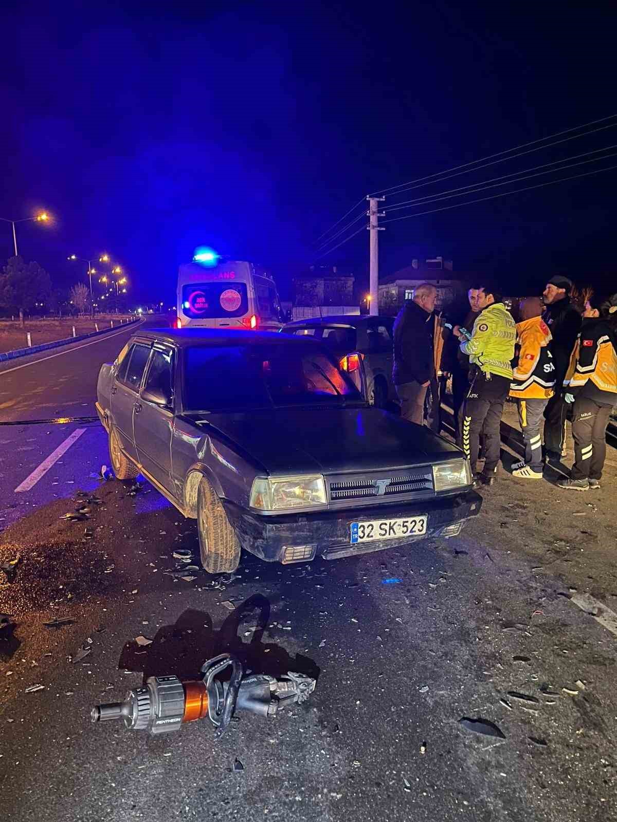 Isparta’da çarpışan otomobillerin sürücüleri hafif yaralandı
