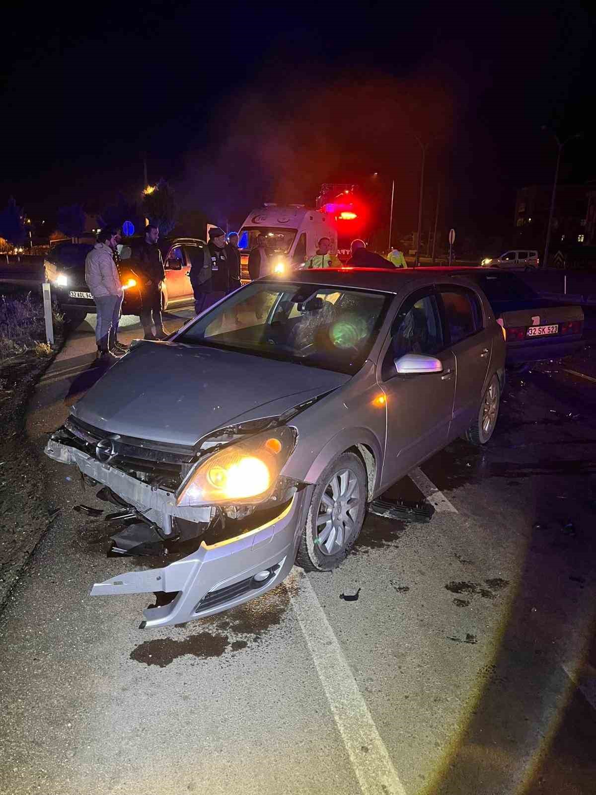 Isparta’da çarpışan otomobillerin sürücüleri hafif yaralandı
