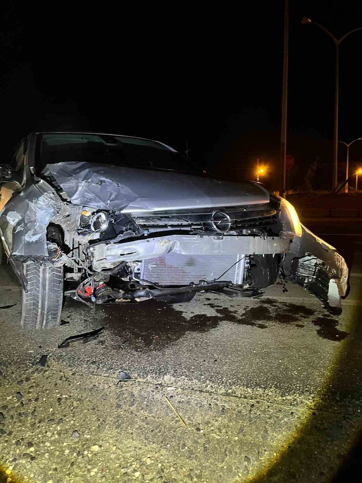 Isparta’da çarpışan otomobillerin sürücüleri hafif yaralandı
