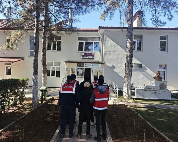 Isparta’da düzensiz göç ve göçmen kaçakçılığına yönelik kontrollerde 5 yabancı uyruklu şahıs yakalandı
