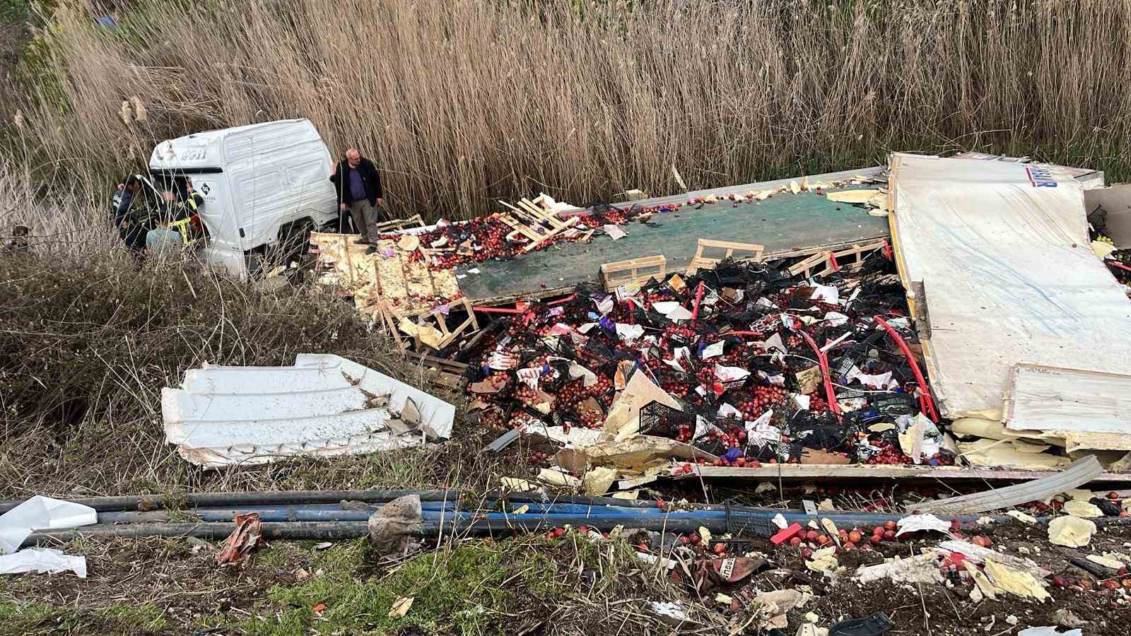 Isparta’da elma yüklü çekici kanala devrildi: 1 yaralı
