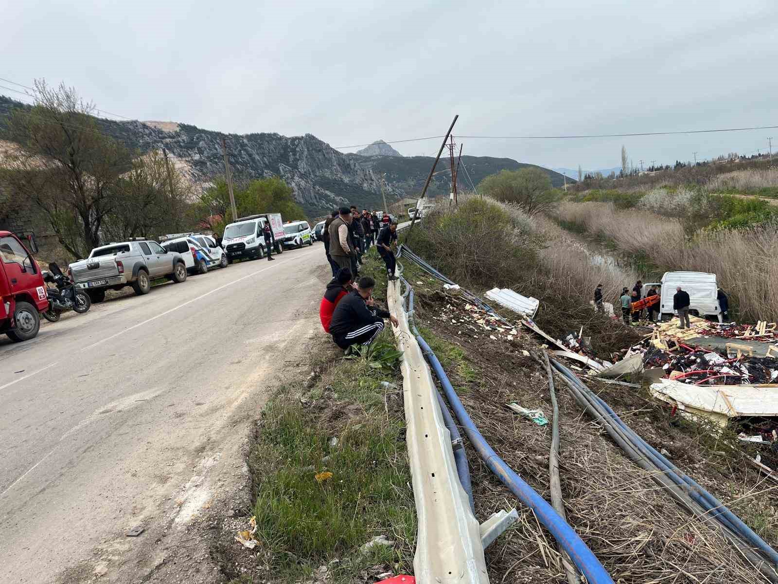 Isparta’da elma yüklü çekici kanala devrildi: 1 yaralı
