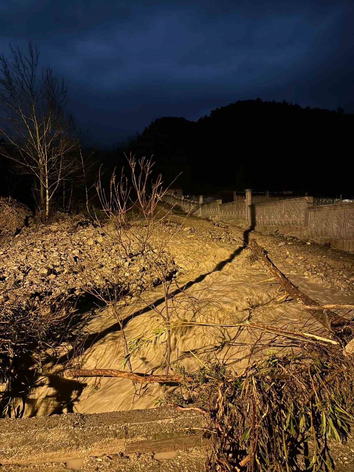 Isparta’da etkili olan sağanak yağmur nedeniyle bir köyde su baskınları yaşandı
