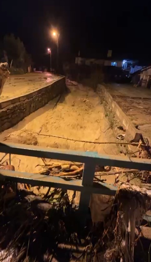 Isparta’da etkili olan sağanak yağmur nedeniyle bir köyde su baskınları yaşandı
