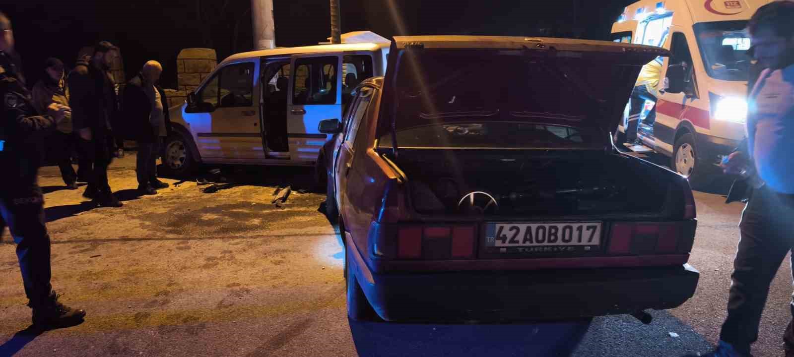 Isparta’da hafif ticari araçla çarpışan Tofaş otomobildeki 4 kişi yaralandı
