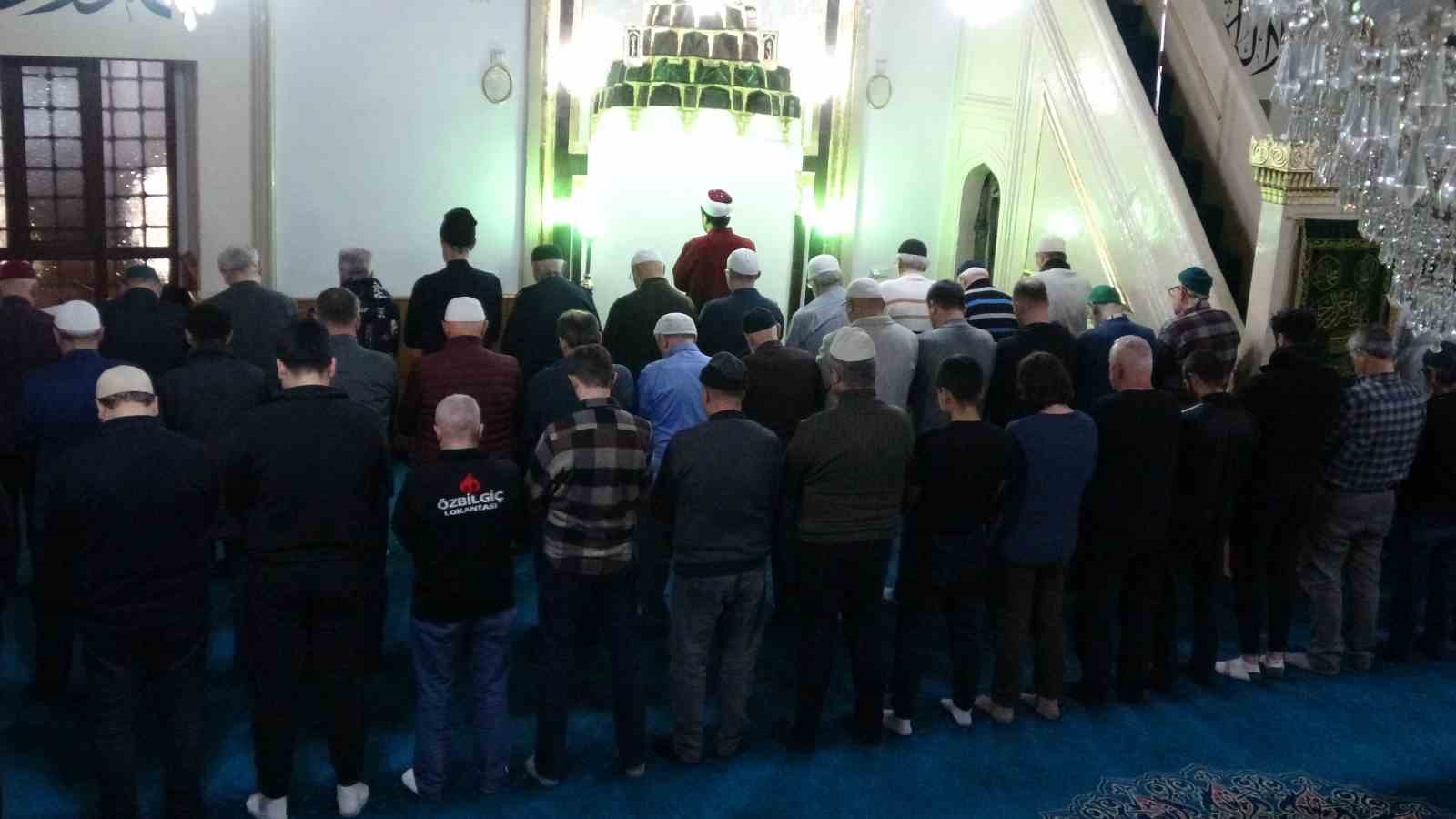 Isparta’da hatimle teravihe yoğun akın: 15 camide her gece bir cüz okunuyor
Isparta’da hatimle teravihe yoğun akın: 15 camide her gece bir cüz okunuyor