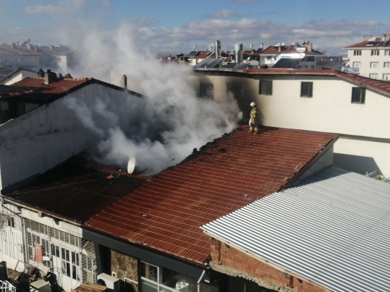 Isparta’da hurda işletmesinin çatısında yangın
