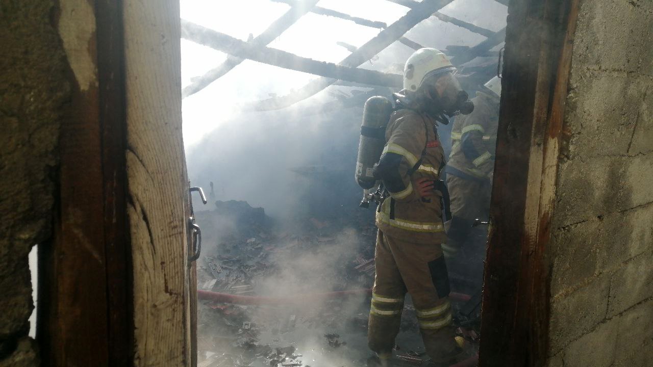 Isparta’da hurda işletmesinin çatısında yangın
