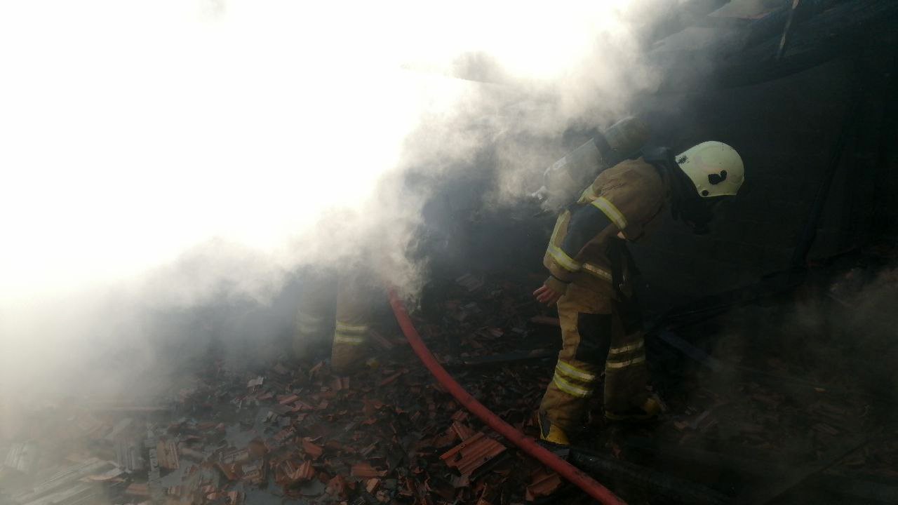 Isparta’da hurda işletmesinin çatısında yangın
