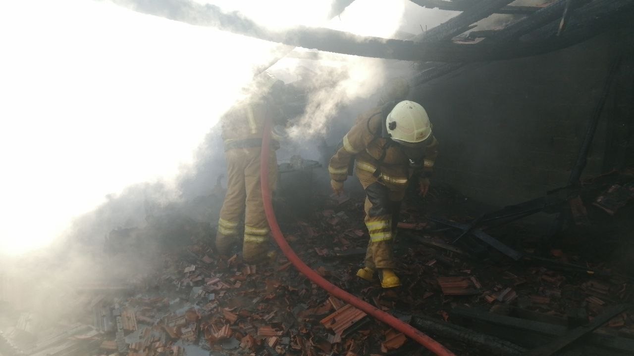Isparta’da hurda işletmesinin çatısında yangın
