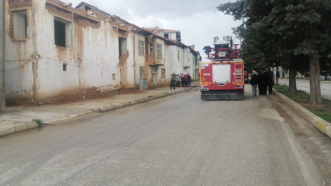 Isparta’da iki katlı ev alevlere teslim oldu

