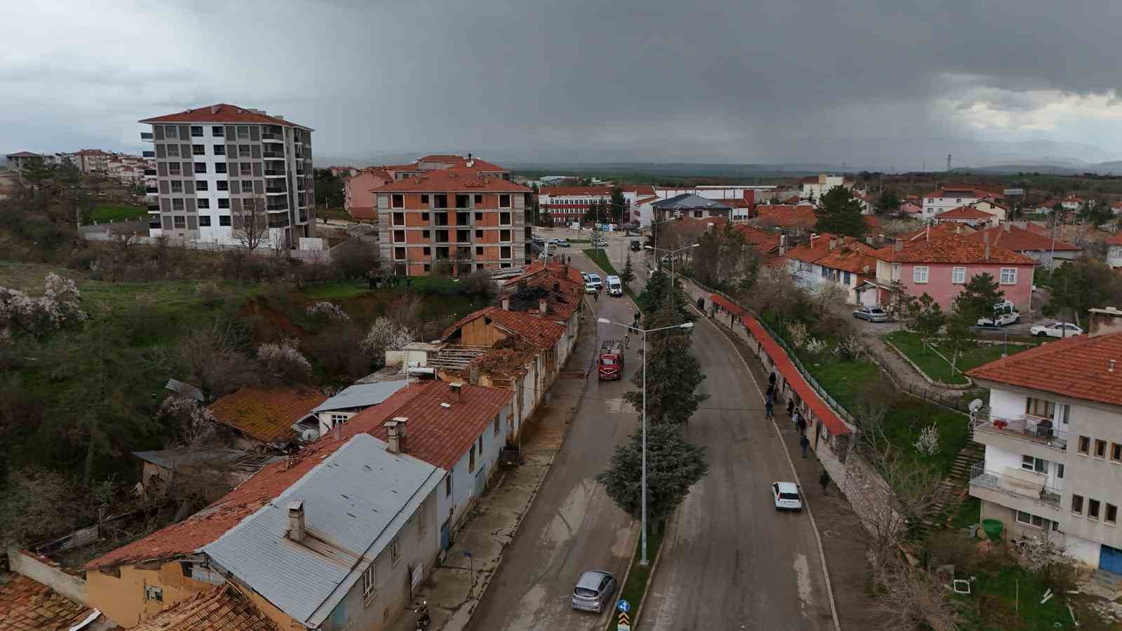 Isparta’da iki katlı ev alevlere teslim oldu
