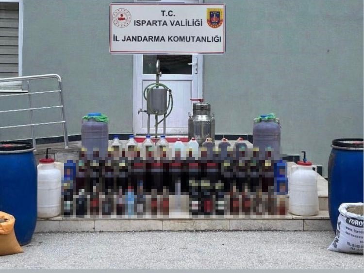 Isparta’da kaçak içki ve parfüm operasyonu: 4 şüpheliye adli işlem
