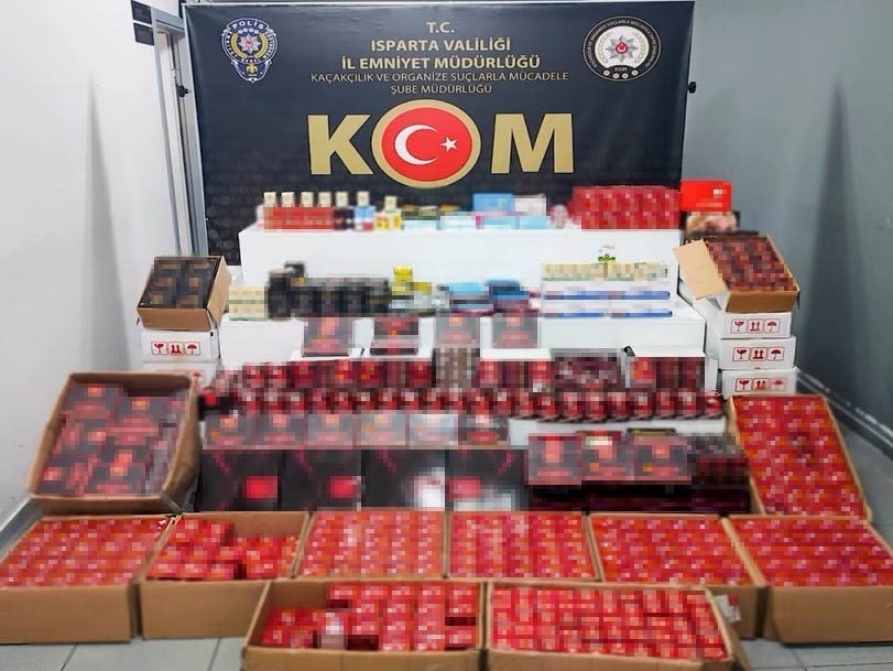 Isparta’da kaçakçılık operasyonunda binlerce kaçak ürün ele geçirildi
