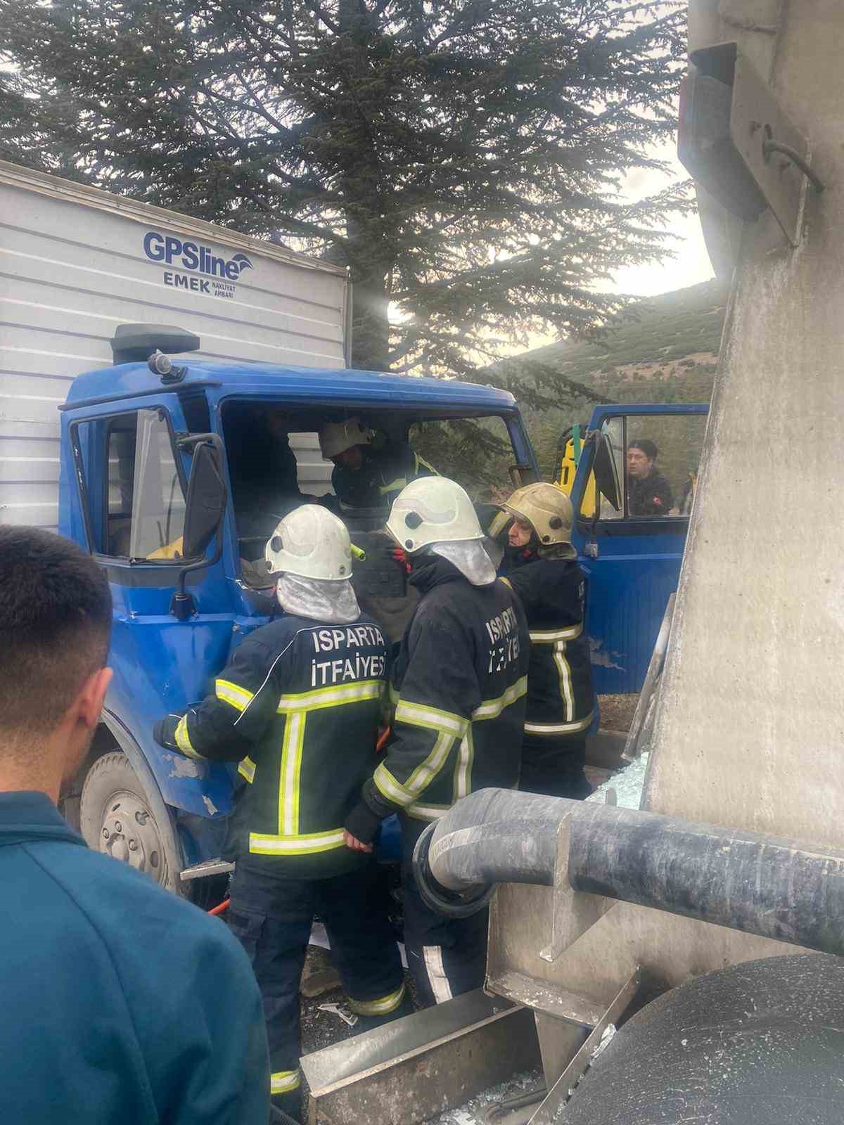Isparta’da kamyonet ile mikser çarpıştı: 1 yaralı
