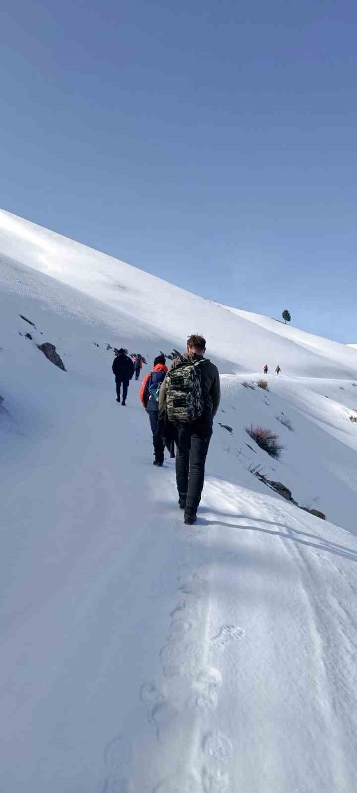 Isparta’da karla kaplı yaylada mahsur kalan 2 kişi kurtarıldı
