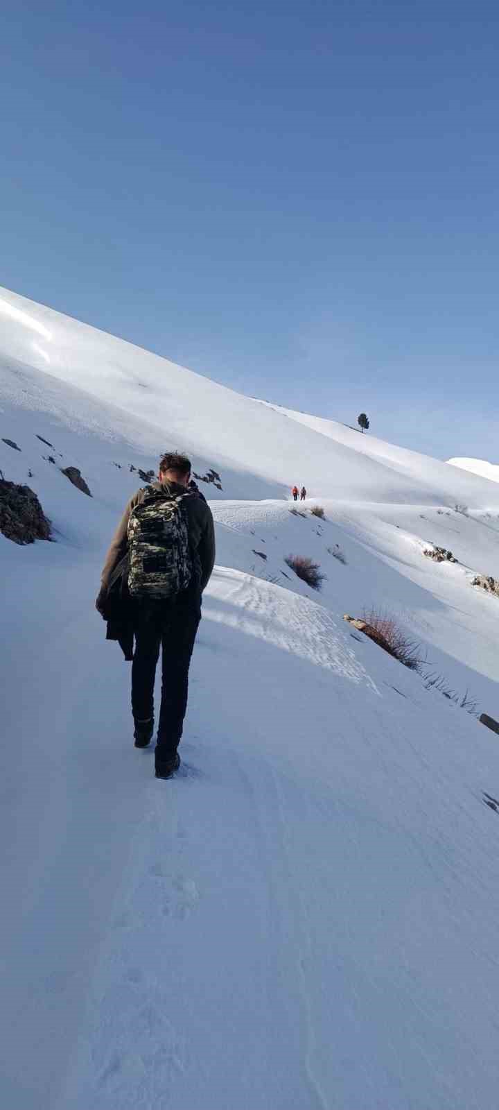 Isparta’da karla kaplı yaylada mahsur kalan 2 kişi kurtarıldı
