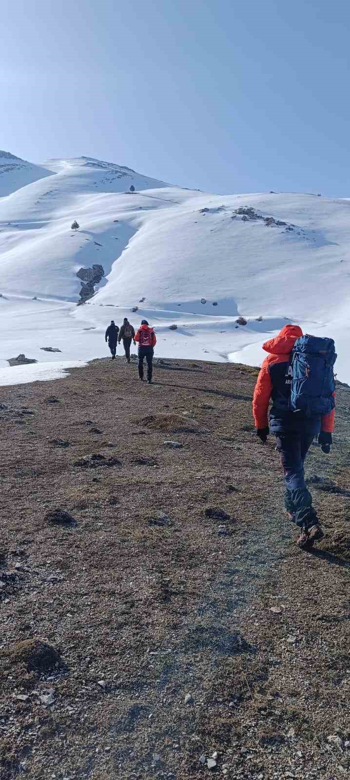 Isparta’da karla kaplı yaylada mahsur kalan 2 kişi kurtarıldı

