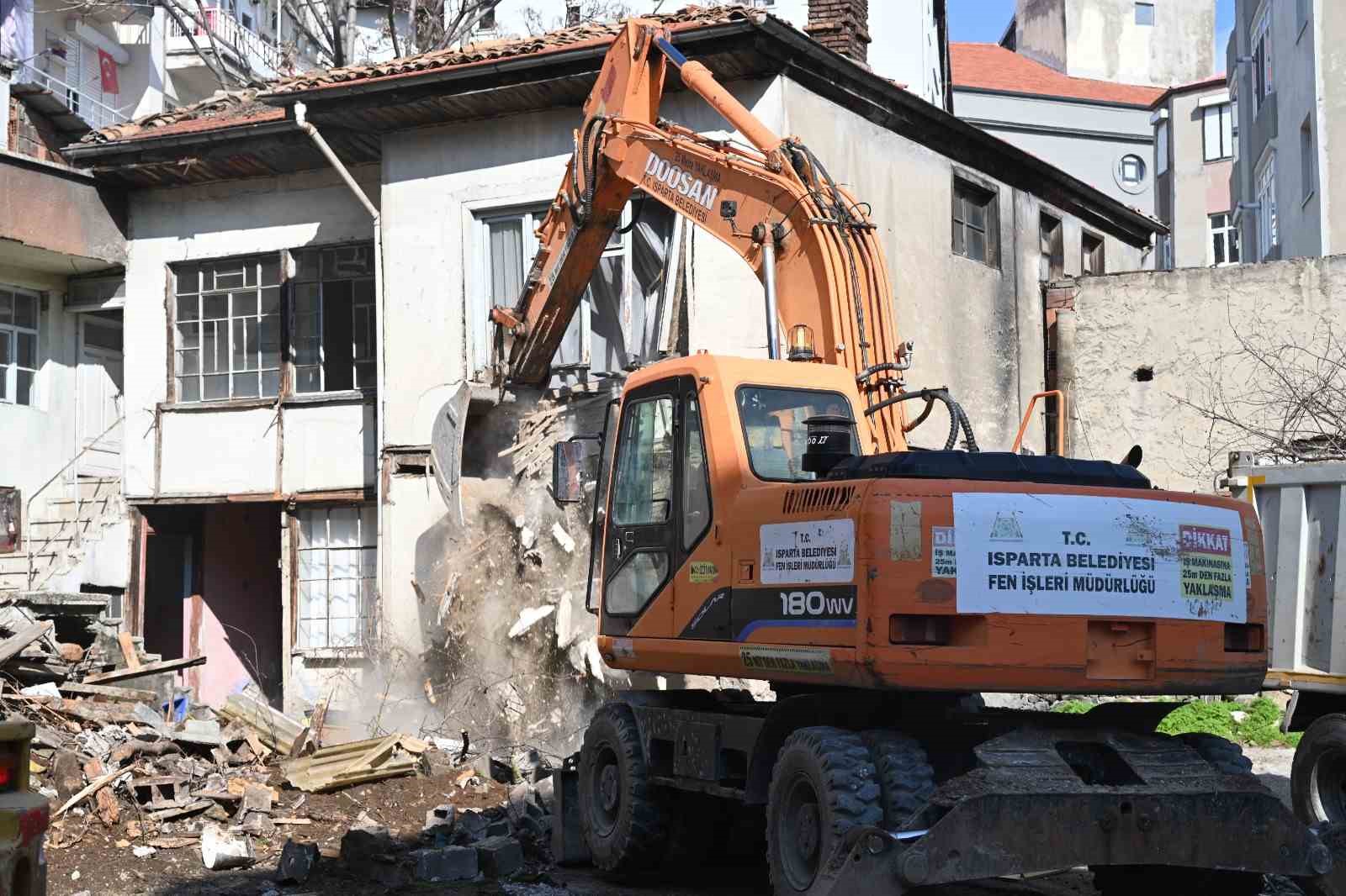 Isparta’da katlı otopark projesinde metruk binalar yıkıldı, çalışmalar hız kazandı
