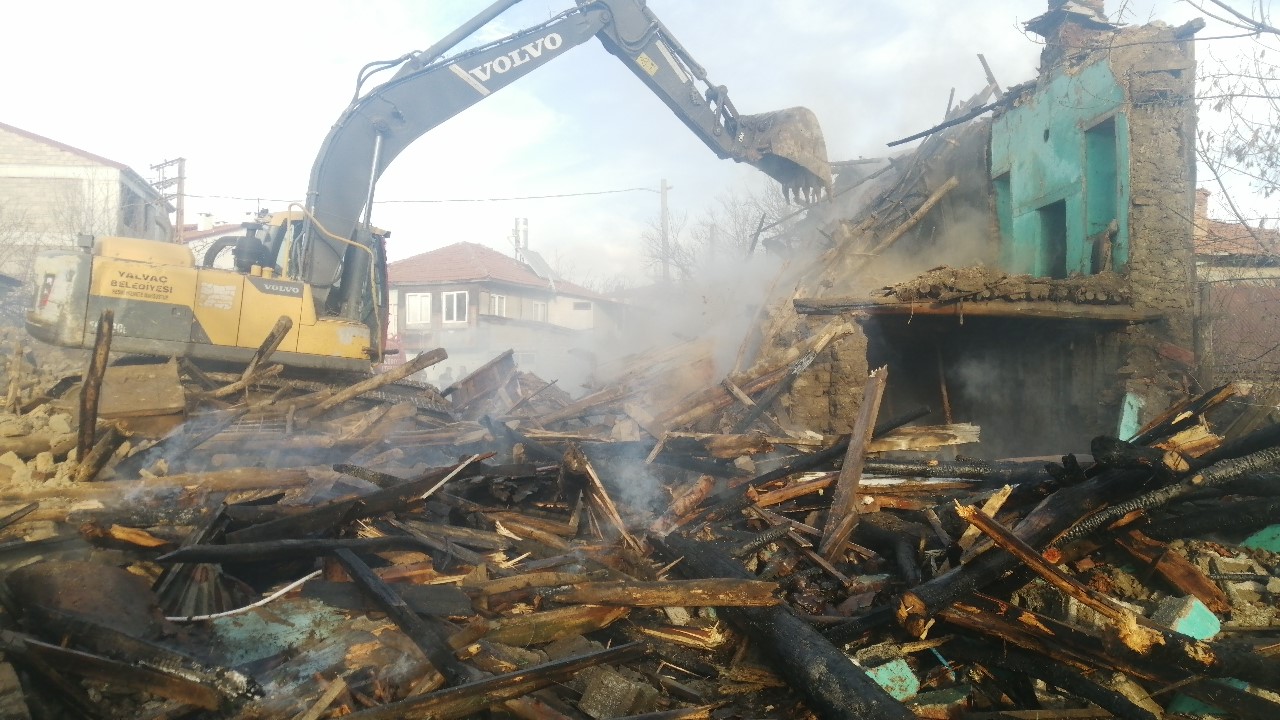 Isparta’da kerpiç ev yangında kullanılamaz hale geldi
