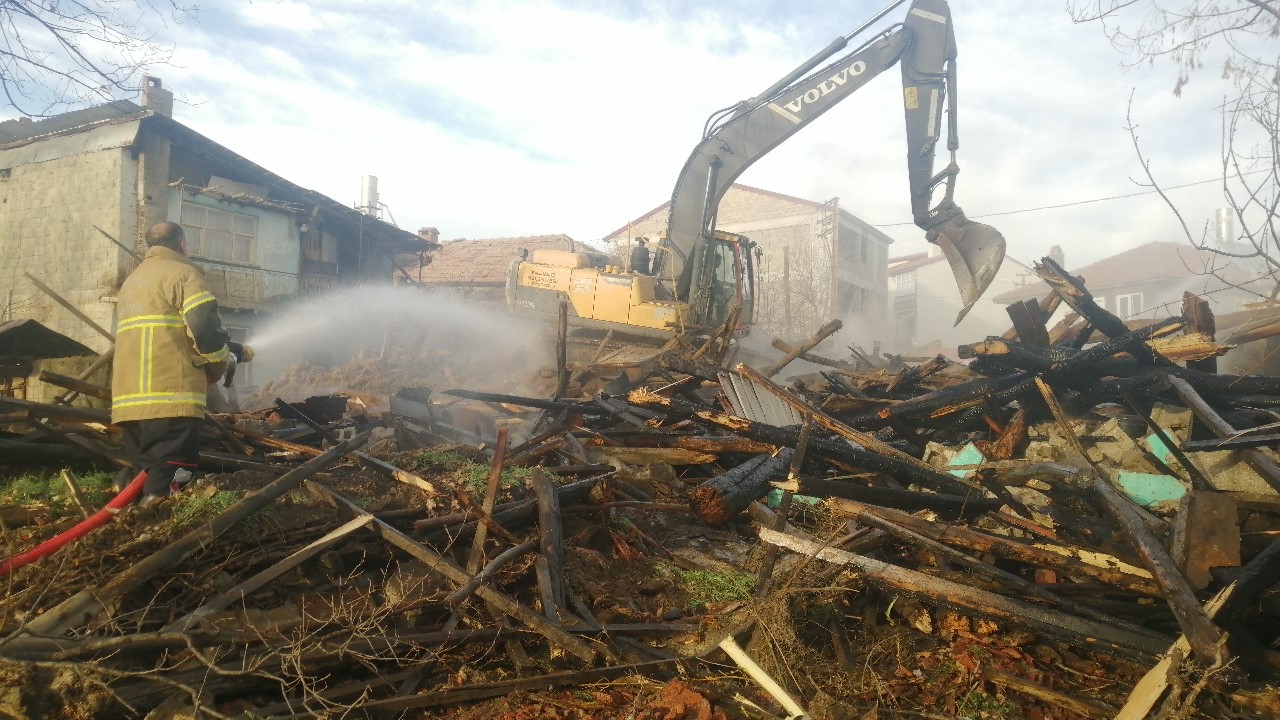 Isparta’da kerpiç ev yangında kullanılamaz hale geldi
