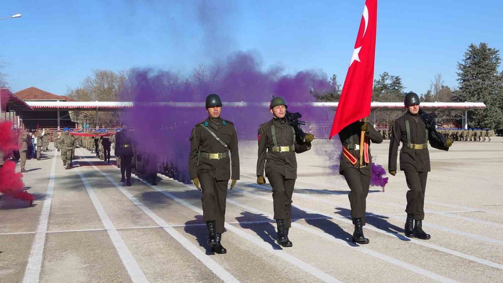 Isparta’da komandolar mezun oldu, aileler gurur ve duygu dolu anlar yaşadı
Isparta’da komandolar mezun oldu, aileler gurur ve duygu dolu anlar yaşadı