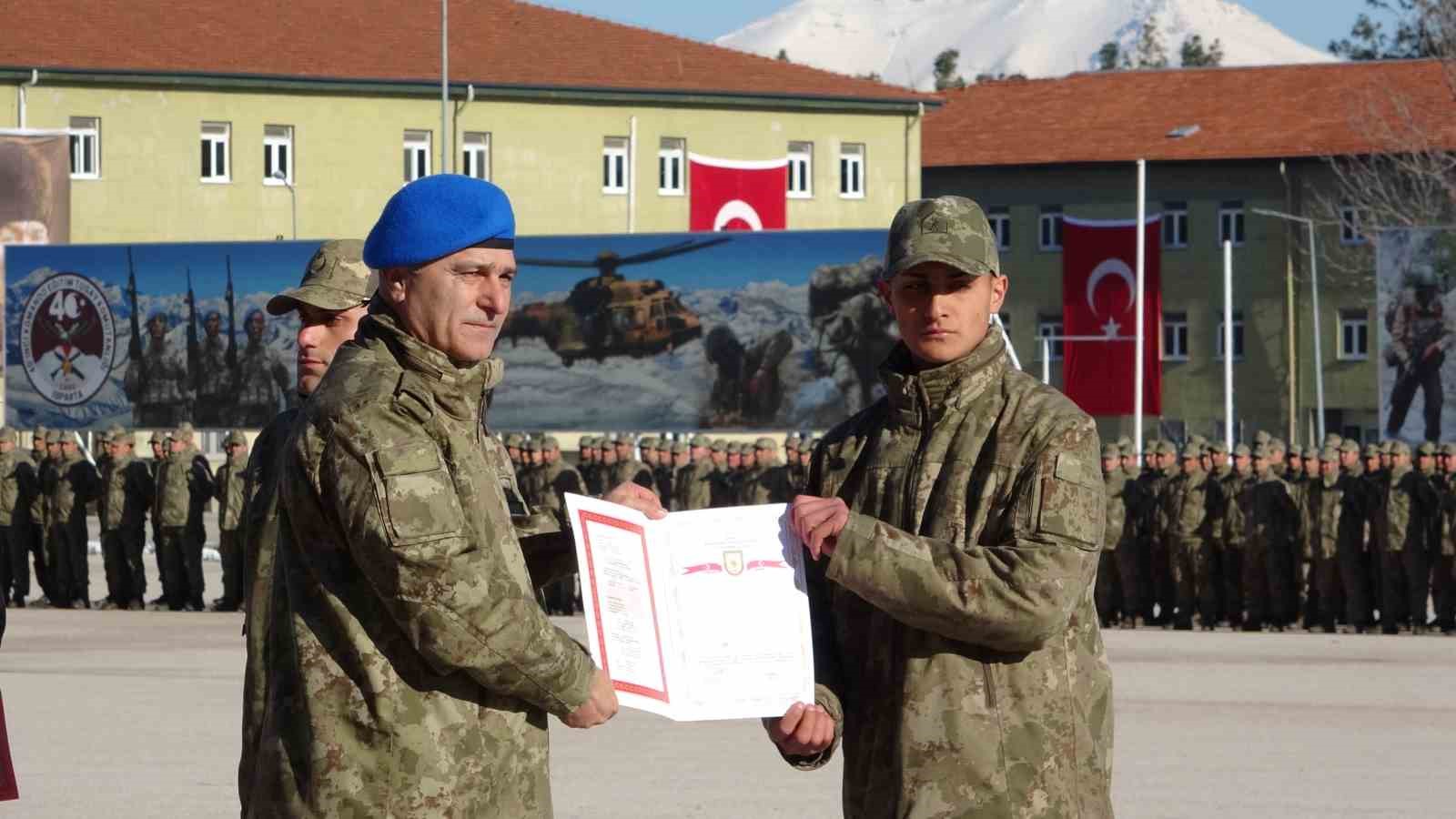 Isparta’da komandolar mezun oldu, aileler gurur ve duygu dolu anlar yaşadı
Isparta’da komandolar mezun oldu, aileler gurur ve duygu dolu anlar yaşadı