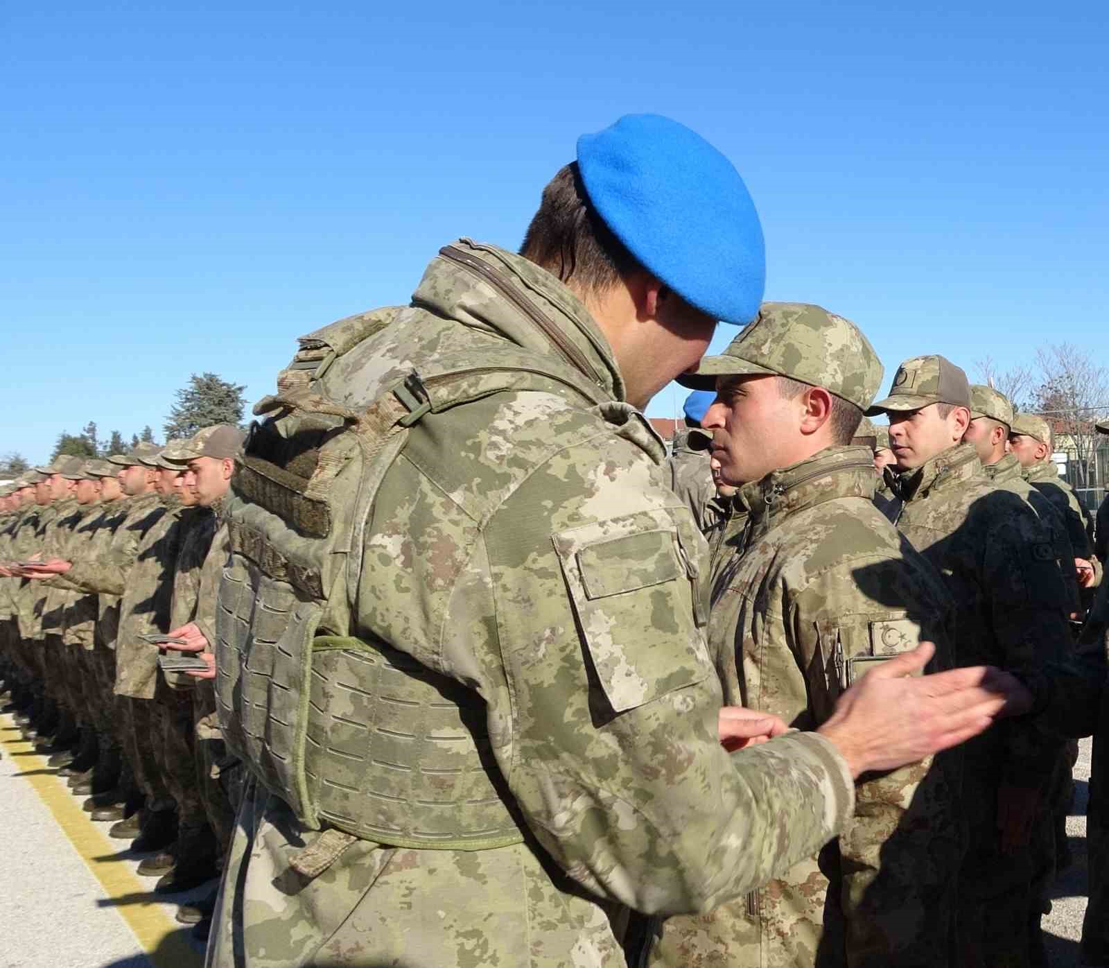 Isparta’da komandolar mezun oldu, aileler gurur ve duygu dolu anlar yaşadı
Isparta’da komandolar mezun oldu, aileler gurur ve duygu dolu anlar yaşadı