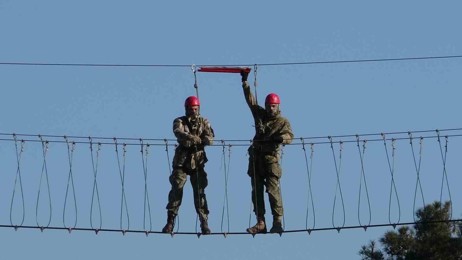 Isparta’da komandolar mezun oldu, aileler gurur ve duygu dolu anlar yaşadı
Isparta’da komandolar mezun oldu, aileler gurur ve duygu dolu anlar yaşadı