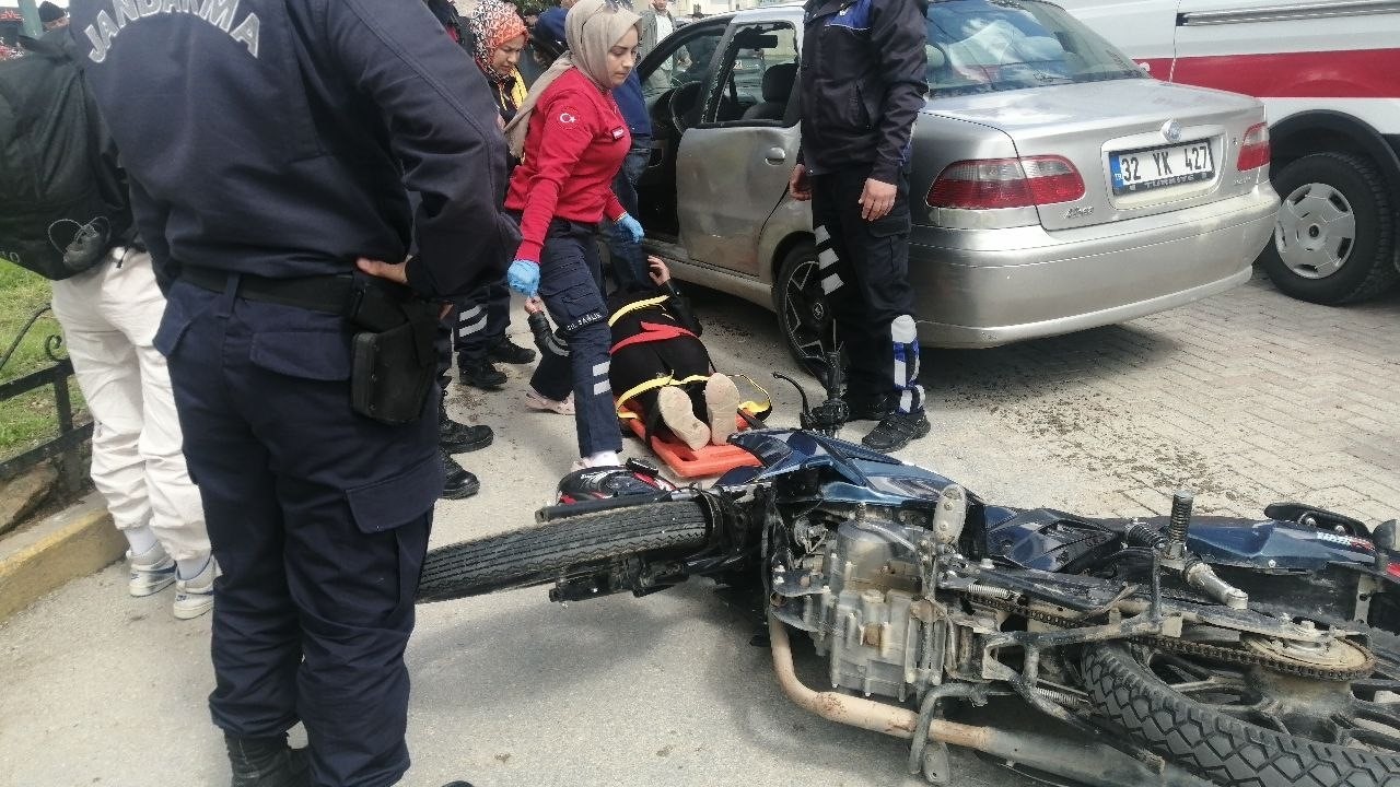 Isparta’da otomobil ile motosiklet çarpıştı: 2 yaralı

