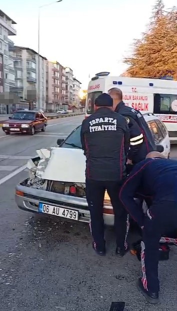 Isparta’da otomobil ışıklarda bekleyen araca çarptı: 1 yaralı
