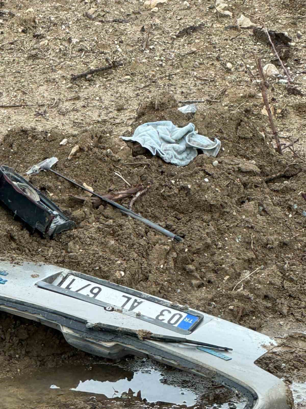 Isparta’da otomobil şarampole yuvarlandı: 1’i ağır 2 yaralı
