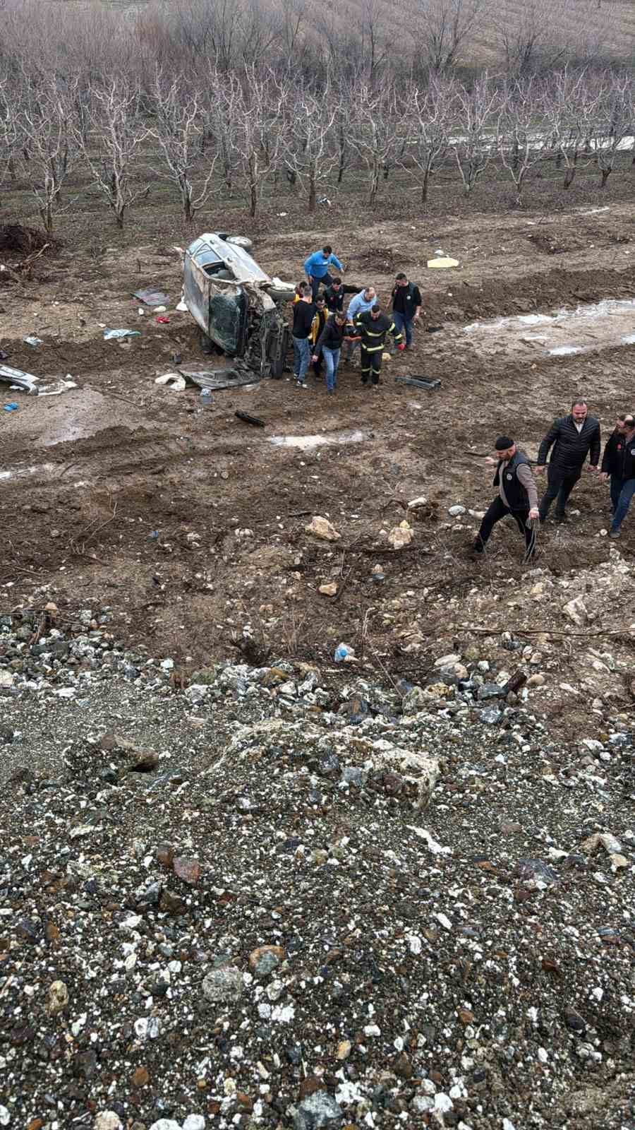 Isparta’da otomobil şarampole yuvarlandı: 1’i ağır 2 yaralı
