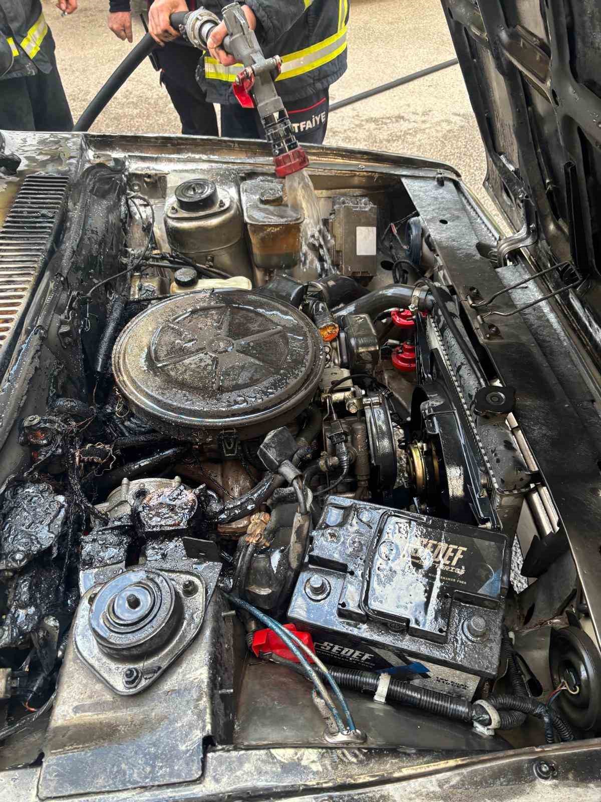 Isparta’da park halindeki Tofaş’ın motor kısmı yandı
